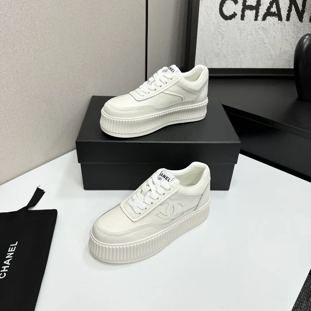 👟👟Ex-factory price 560👟👟Chanel Panda Shoes! 2025 counter's top casual sports shoes. This classic design; the upper is electro-embroidered with a variety of techniques; the outsole is fashionable and sporty; the unusual inclusion of a variety of color matching elements... The diversified mix and match is very good-looking and versatile, and can be used for leisure, fashion, sports, and outdoor... ꫛꫀꪝ Go➫ Materials: ❶Upper made of: original imported first-layer silk cowhide + original waterproof cloth + original first-layer cowhide ❷Inner lining: Breathable mesh ❸ Outsole based on: original TPU combination outsole, full set of boutique packaging for women 35–41
